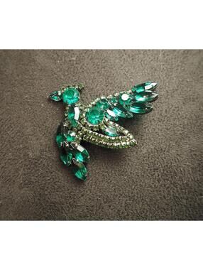 Vtg 1950s Emerald Green Rhinestone Brooch, Mid-Century Dimensnal Bird Spray Pin